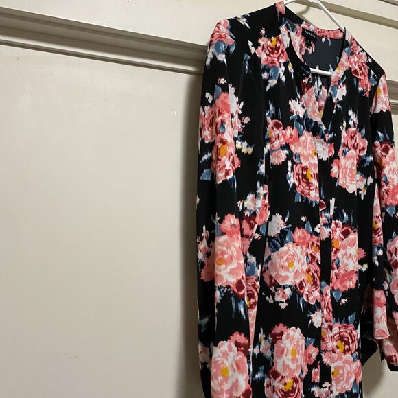 Torrid long sleeve black blouse w/peach, white & pink flowers, size 1X - Picture 3 of 10